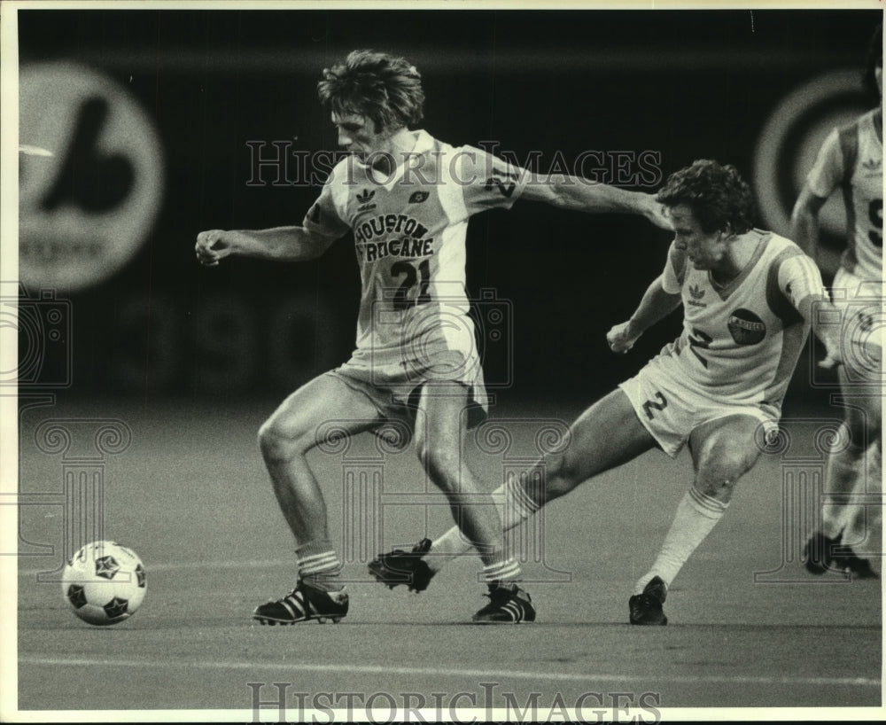 1980 Press Photo Houston Hurricanes&#39; Nino Zec controls the ball against Aztecs.- Historic Images