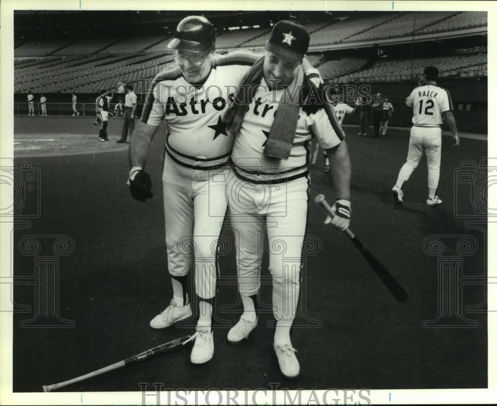 1988 Press Photo Participants of Houston Astros' Fantasy Weekend walk off field- Historic Images