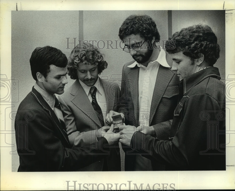 1975 Press Photo Rice University basketball player Danny Carroll receives award.- Historic Images