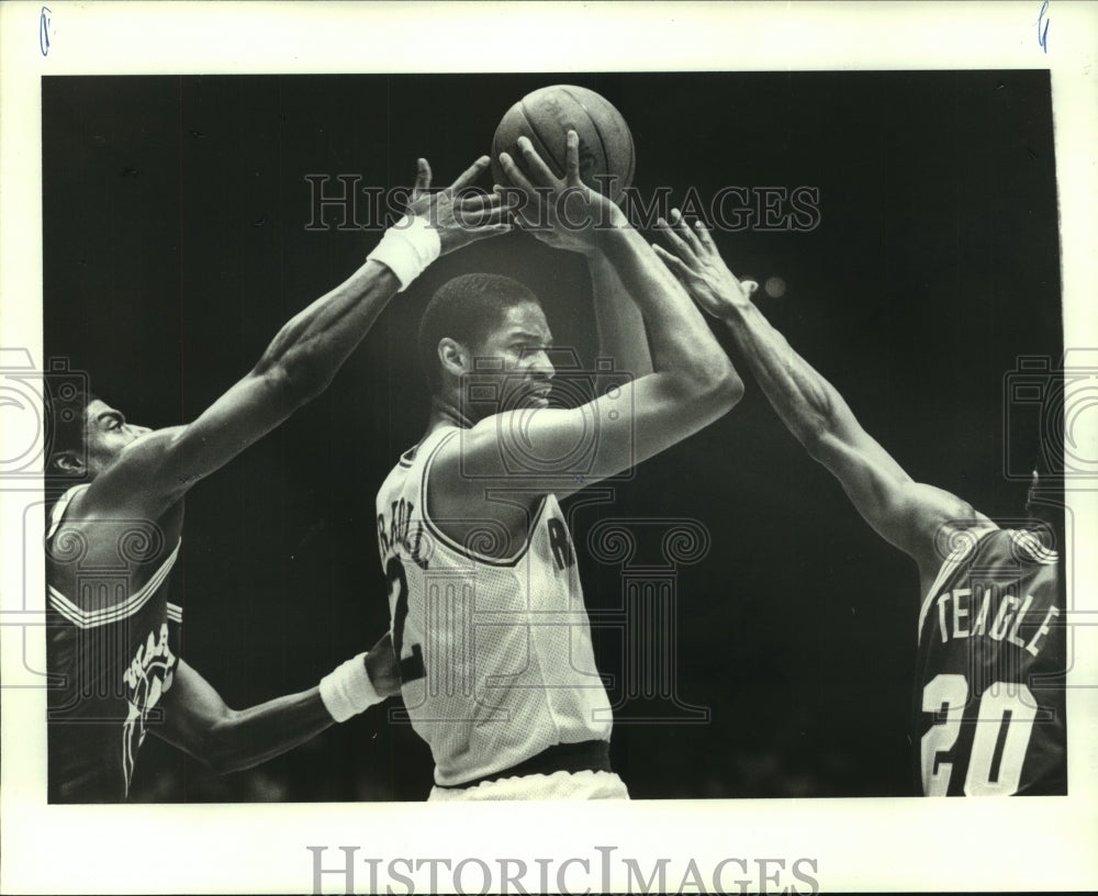 1988 Press Photo Rockets&#39; Joe Barry Carroll gets attacked by Higgins and Teagle.- Historic Images