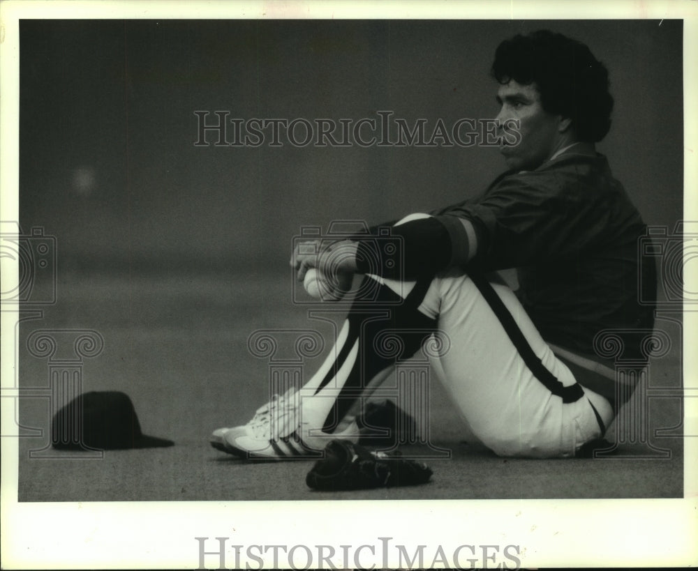 1987 Press Photo Jose Cruz sits on field as newest member of New York Yankees.- Historic Images