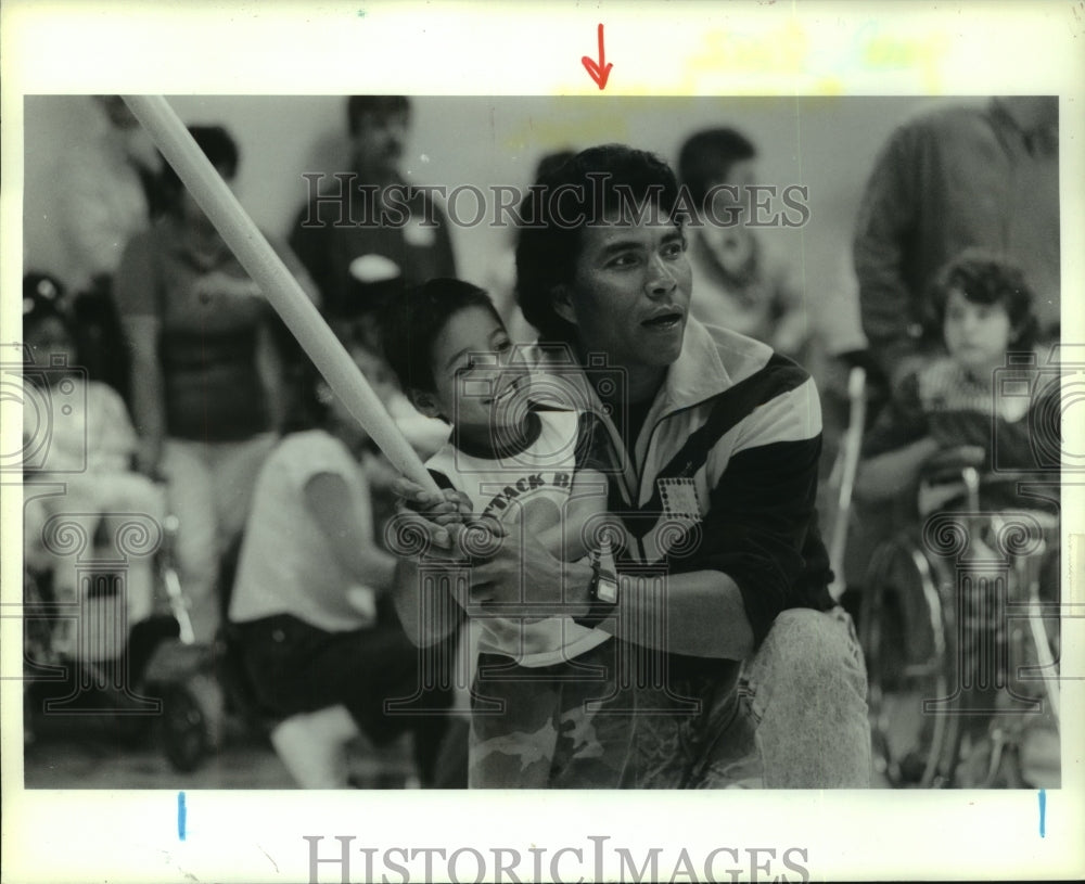 1989 Press Photo Former Astros star Jose Cruz helps Emmanuel Lopez with batting.- Historic Images