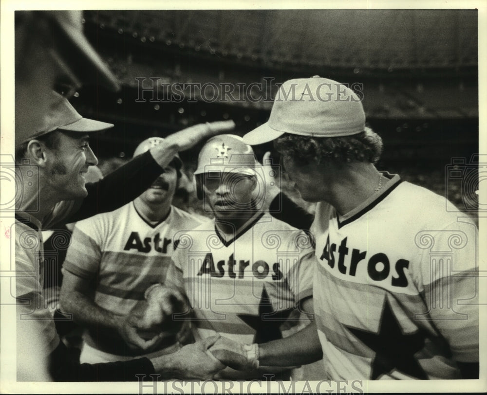 1977 Press Photo Astros&#39; Jose Cruz is congratulated by his teammates.- Historic Images