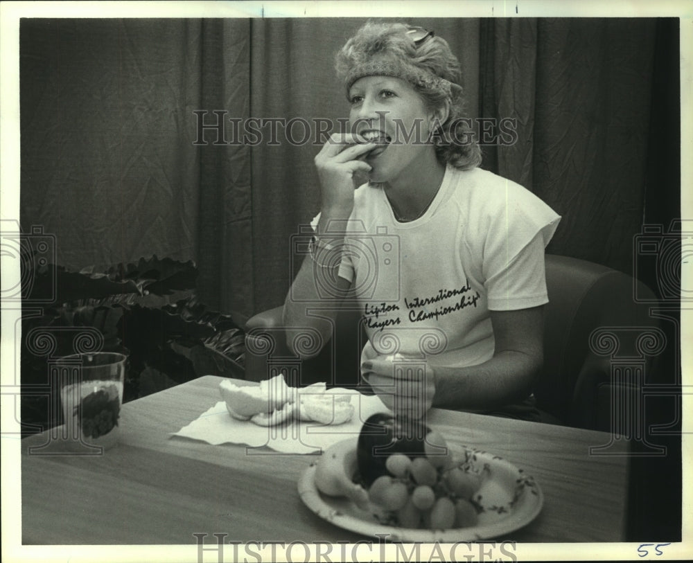1985 Press Photo Professional tennis player Sandy Collins eating healthy.- Historic Images