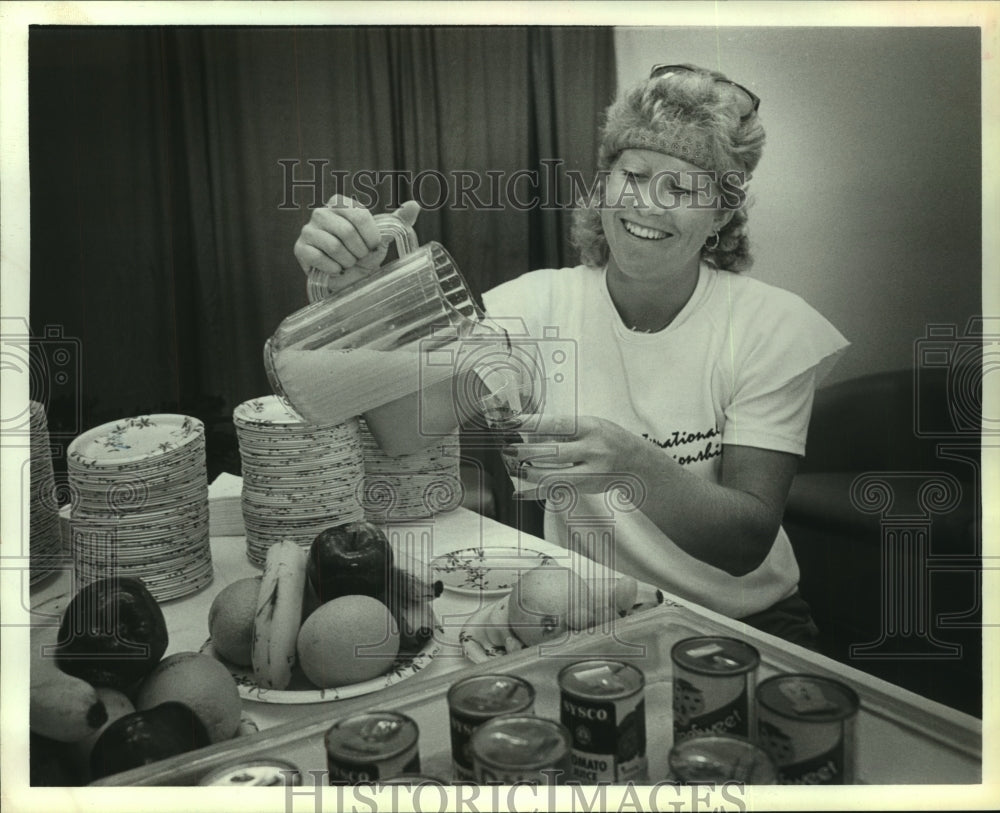 1985 Press Photo Pro tennis player Sandy Collins grabs a glass of orange juice.- Historic Images