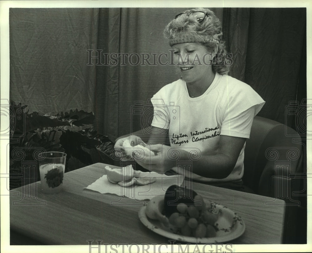 1985 Press Photo Pro tennis player Sandy Collins snacks on an orange.- Historic Images