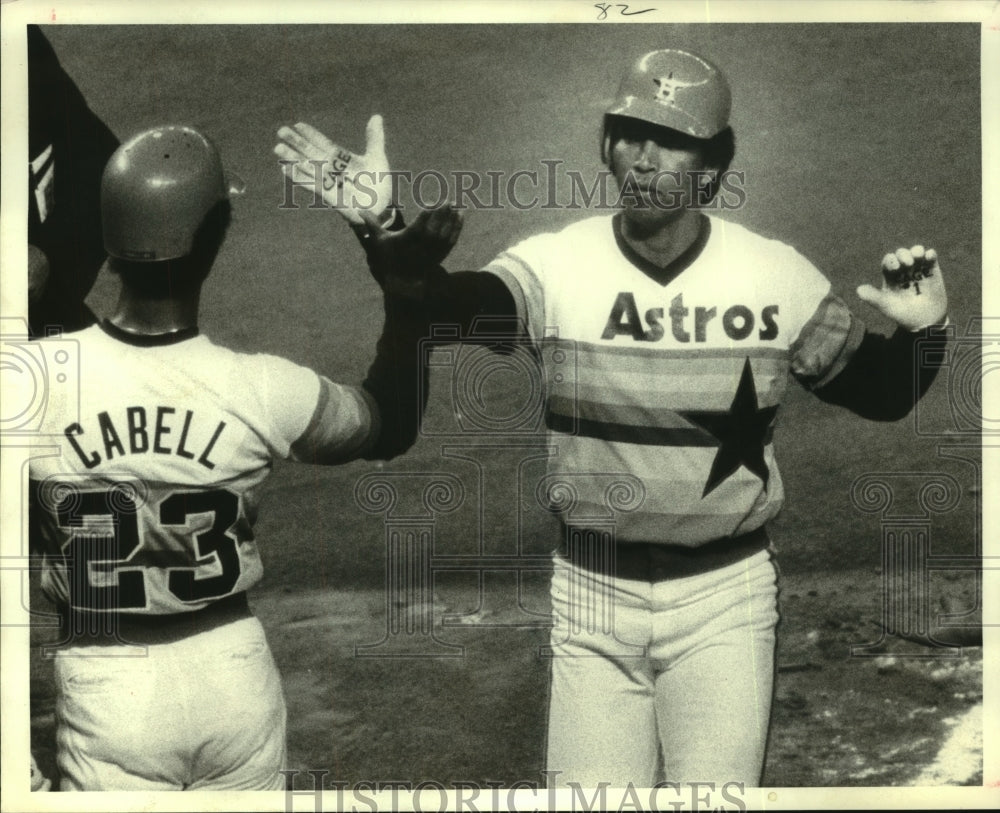 1980 Press Photo Astros Enos Cabell congratulates Jose Cruz for 2nd inning homer- Historic Images