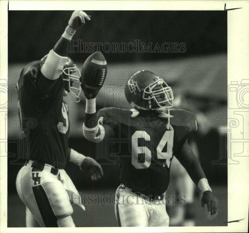 1988 Press Photo Houston&#39;s Keith Jenkins celebrates a fumble recovery.- Historic Images