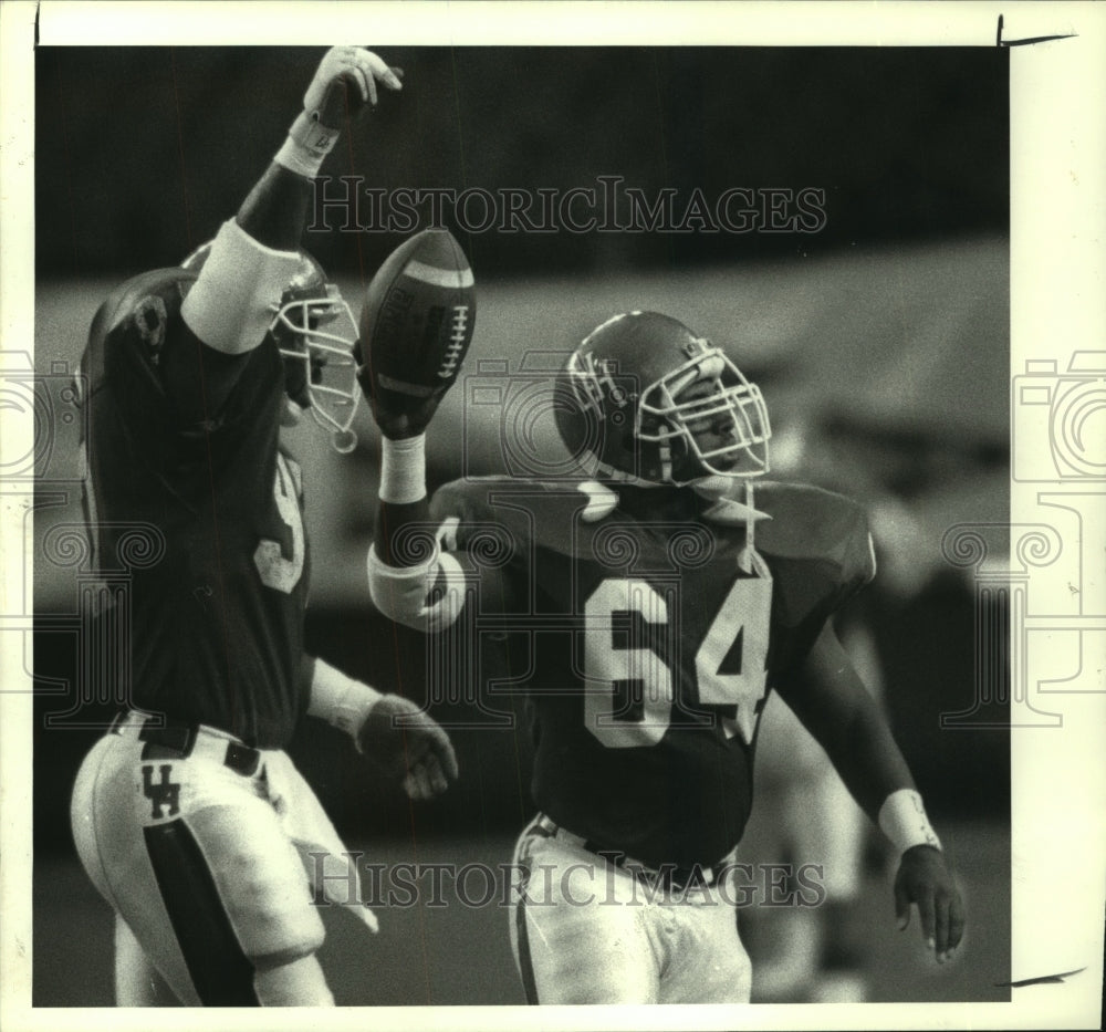 1988 Press Photo Houston's Keith Jenkins celebrates a fumble recovery.- Historic Images