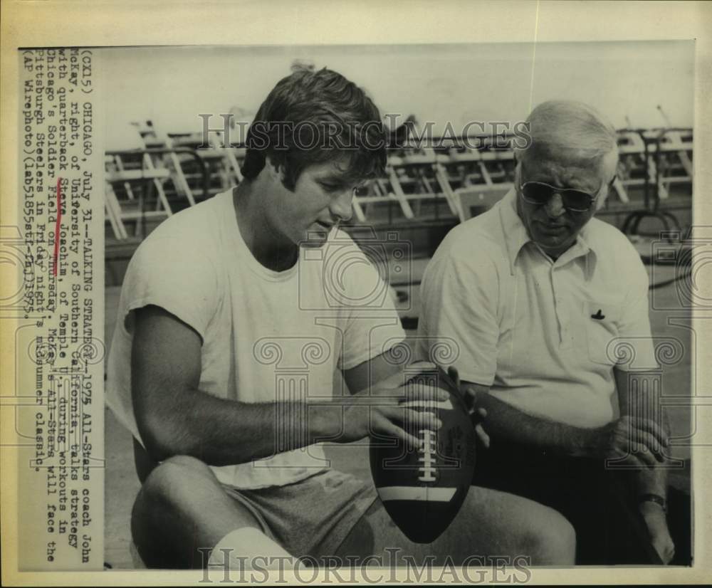 1975 Press Photo Coach John McKay talks strategy with Steve Joachim in Chicago- Historic Images