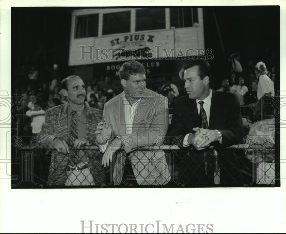 1992 Press Photo St. Pius alums Steve Straub, Mike Stolce and Gary Kubiak chat.- Historic Images