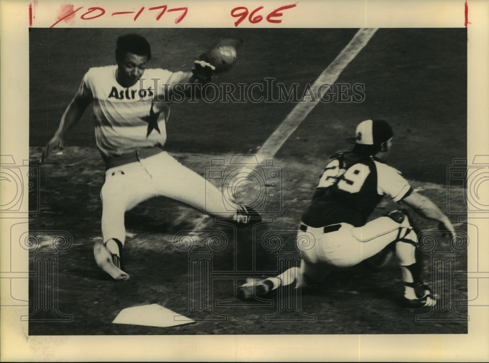 1975 Press Photo Astros catcher Cliff Johnson slides safely past Vic Correll.- Historic Images