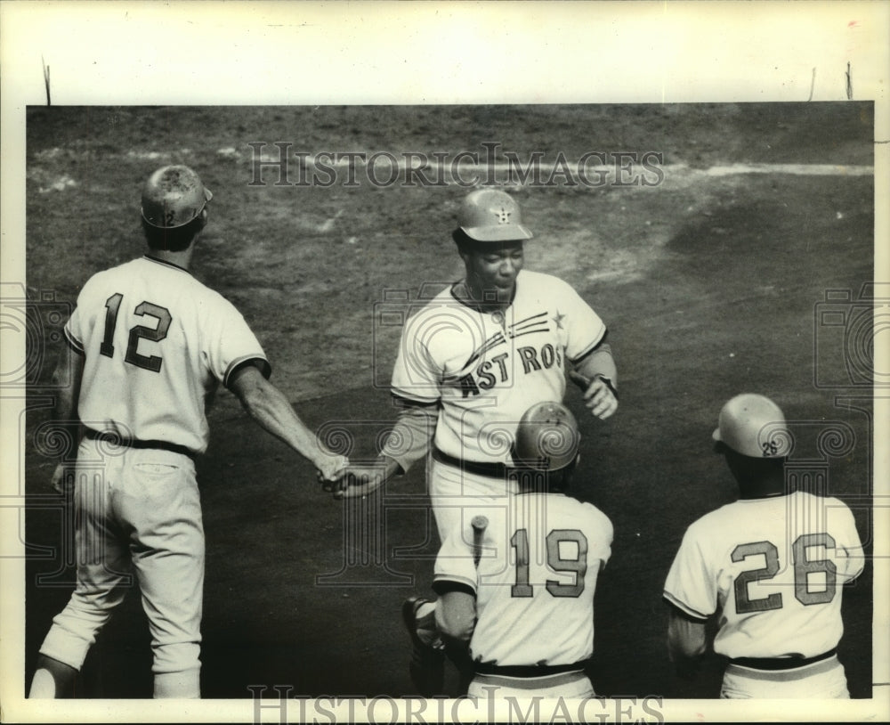 1974 Press Photo Astros&#39; catcher Cliff Johnson is congratulated by his teammates- Historic Images