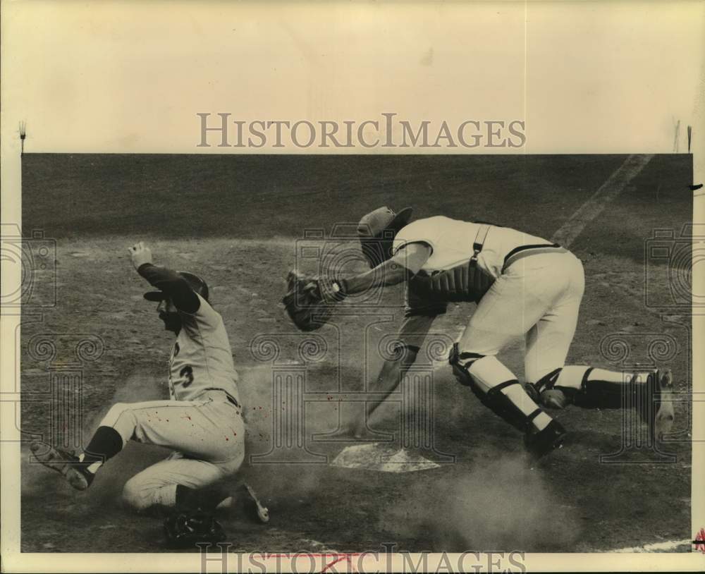 1974 Press Photo Astros&#39; Cliff Johnson attempts to block runner from home plate- Historic Images