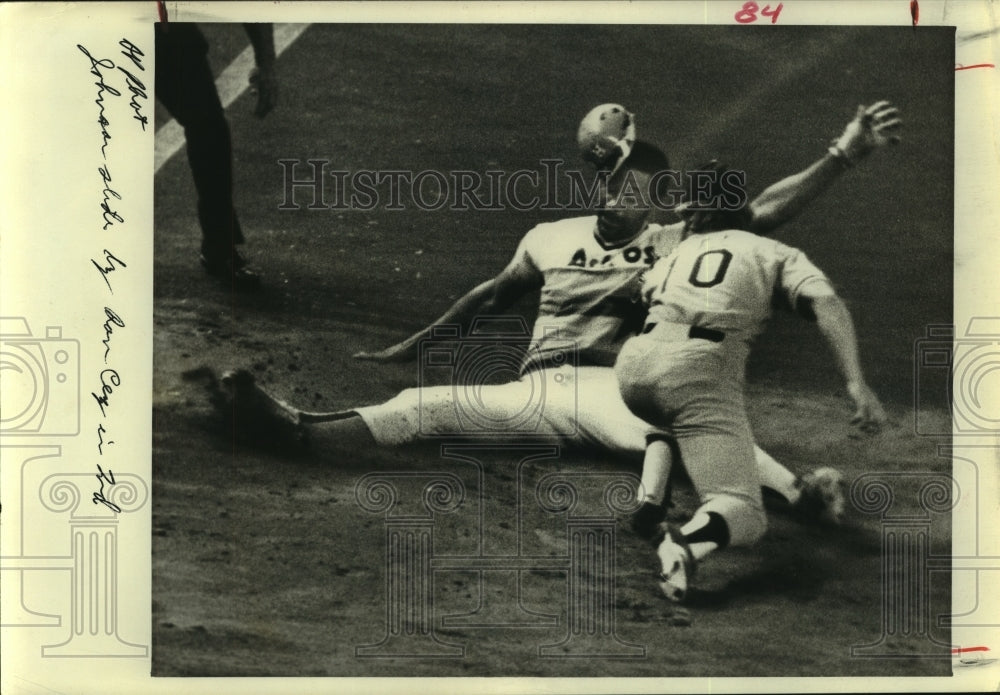 1977 Press Photo Astros' catcher Cliff Johnson tries to avoid Ron Cey tag.- Historic Images