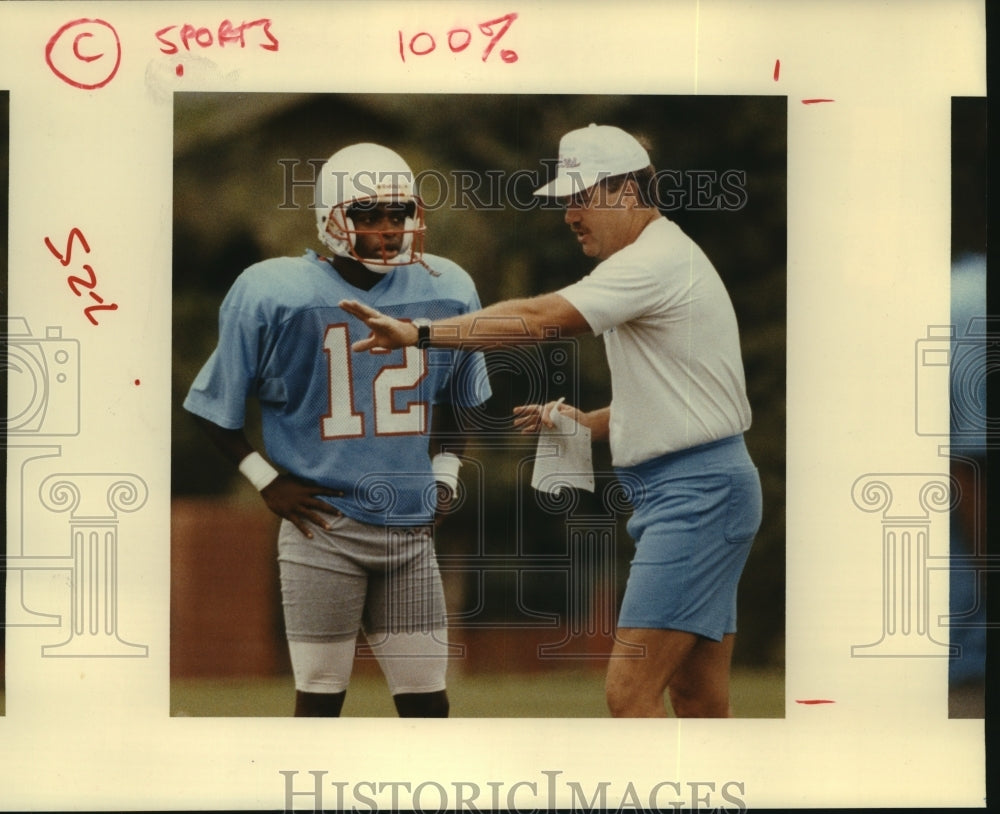 1991 Press Photo Houston Oilers' Alex Johnson talks with coach Kevin Gilbride.- Historic Images