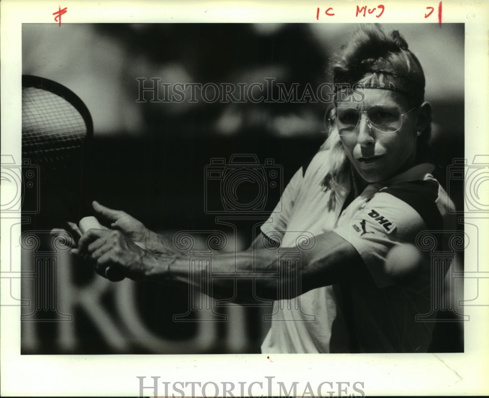 1988 Press Photo Professional tennis player Martina Navratilova hits backhand.- Historic Images