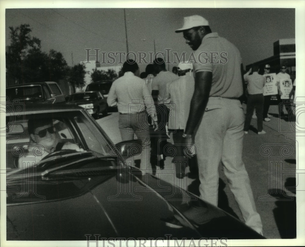 1987 Press Photo NFLPA&#39;s Ken Hill looks at Herzig in car. - hcs09634- Historic Images