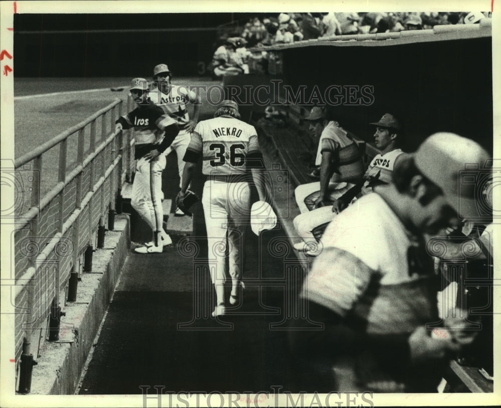 1979 Press Photo Astros&#39; pitcher Joe Niekro walks through the dugout.- Historic Images