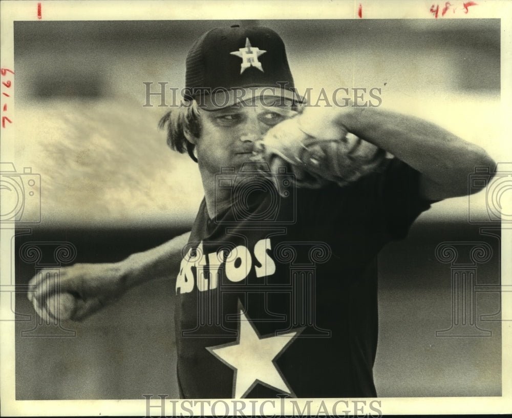 1981 Press Photo Astros&#39; pitcher Joe Niekro winds up to fire a pitch.- Historic Images