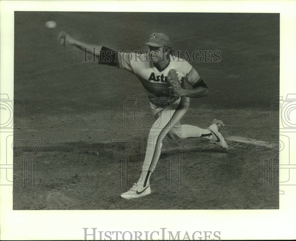 1982 Press Photo Astros&#39; pitcher Joe Niekro fires a pitch from mound.- Historic Images