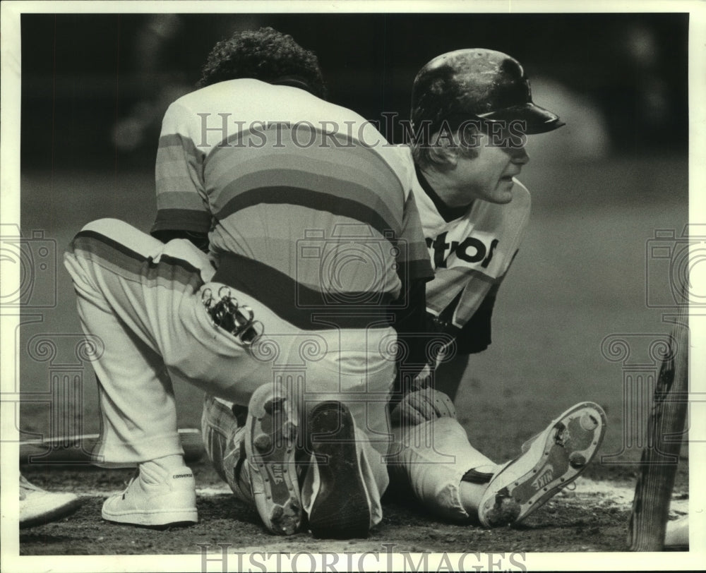 1983 Press Photo Astros&#39; trainer looks at pitcher Joe Niekro after slide at home- Historic Images