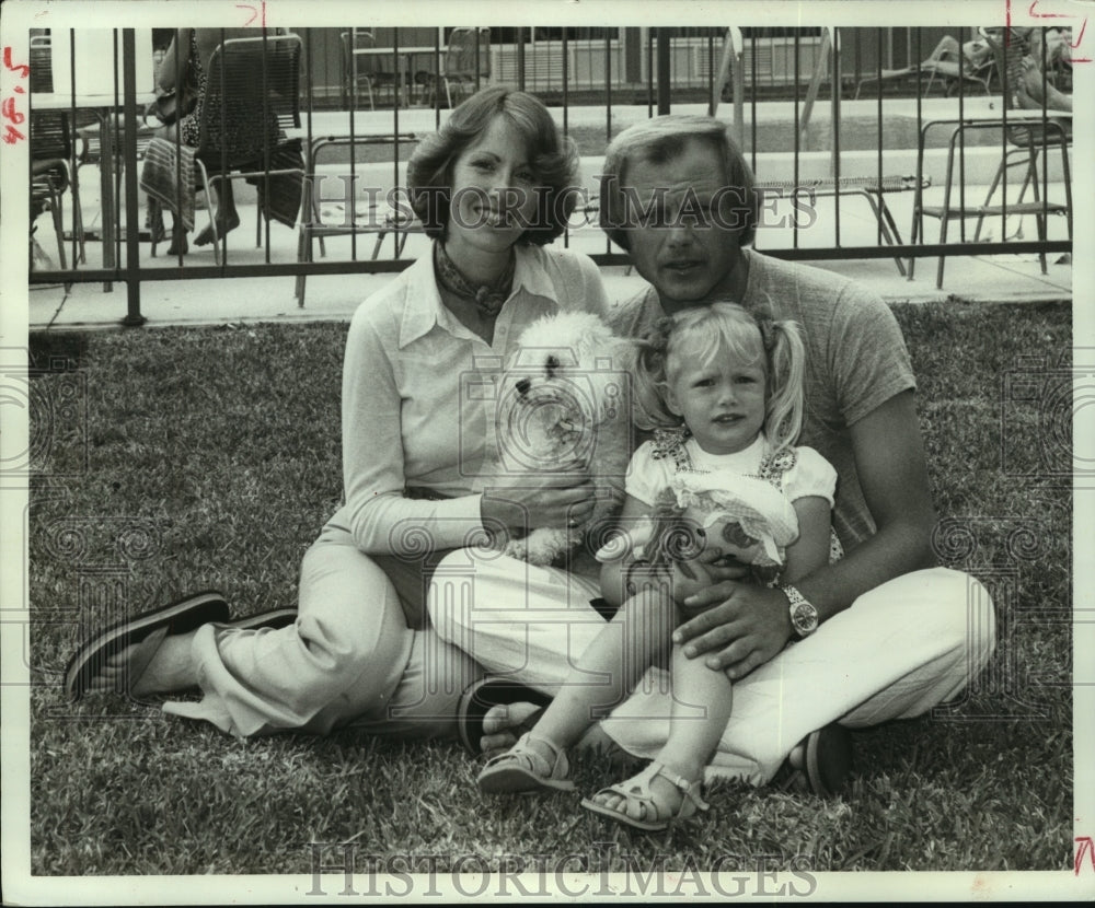 1977 Press Photo Astros' pitcher Joe Niekro with wife Nancy and daughter Natalie- Historic Images