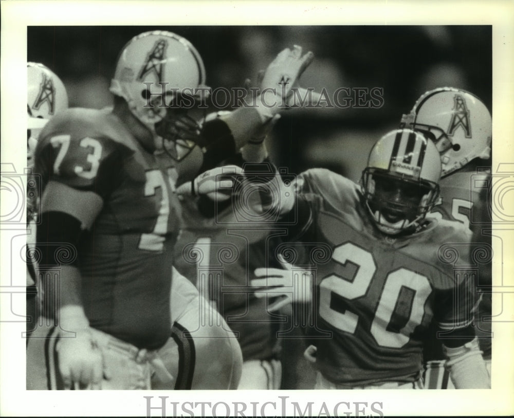 1991 Press Photo Oilers' Allen Pinkett high-5's David Williams after touchdown.- Historic Images
