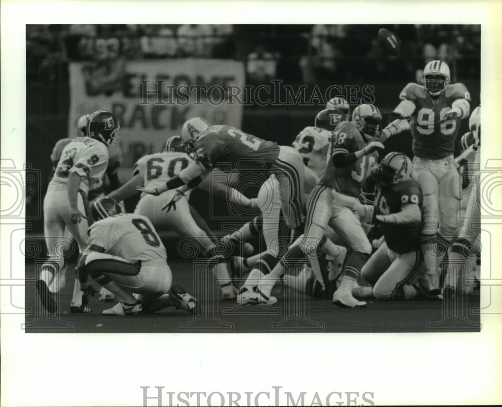 1991 Press Photo Oilers block a Broncos field goal attempt at end of first half.- Historic Images