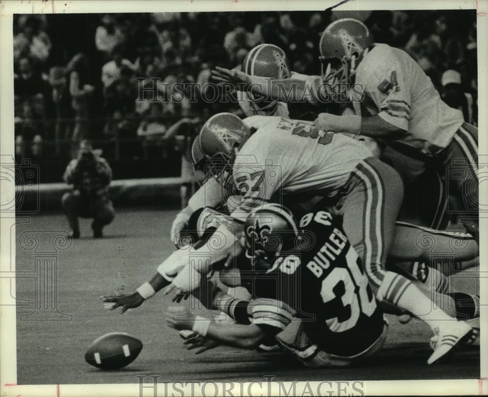 1974 Press Photo Saints&#39; running back Butler fumbles as Oilers dive for football- Historic Images