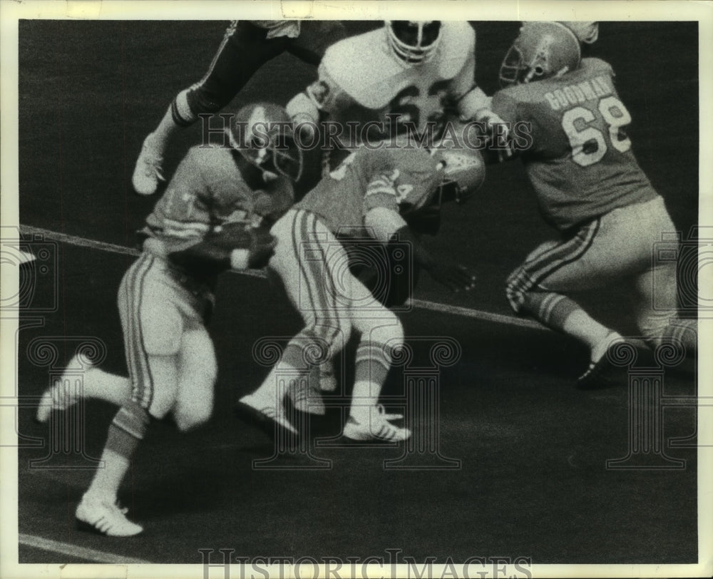 1974 Press Photo Houston Oilers&#39; ball carrier follows blocks around end for TD.- Historic Images