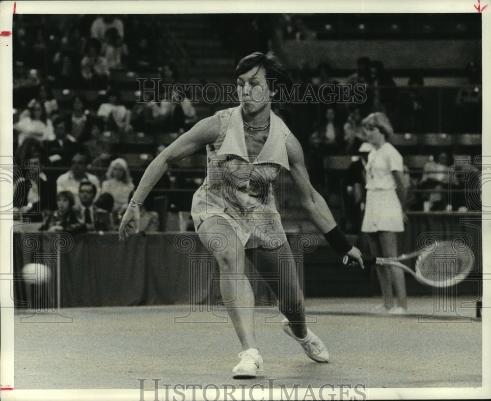 1977 Press Photo Pro tennis player Martina Navratilova prepares to hit forehand- Historic Images