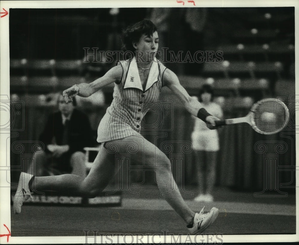 1978 Press Photo Pro tennis player Martina Navratilova prepares to hit forehand- Historic Images