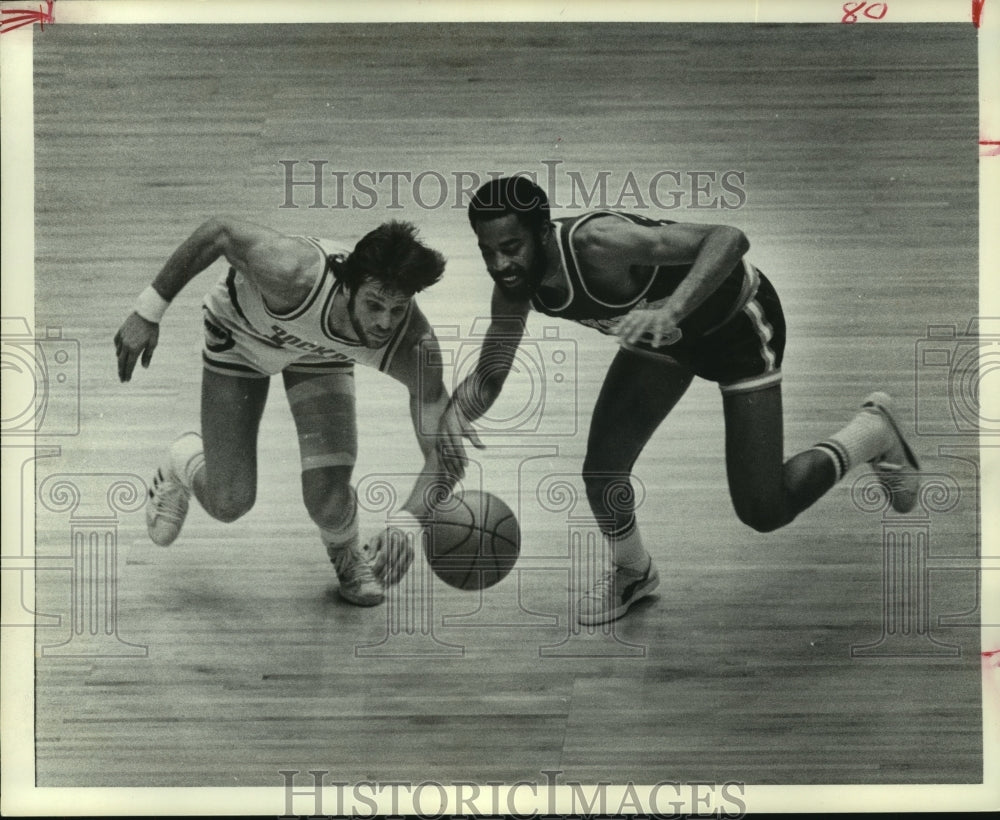 1976 Press Photo Rockets' Mike Newlin chases after a loose ball against New York- Historic Images