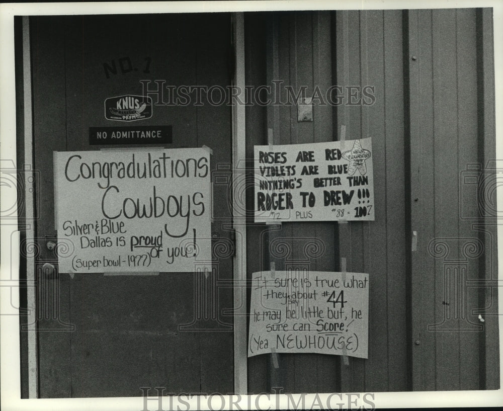 1978 Press Photo Signs supporting Dallas Cowboys outside radio station.- Historic Images