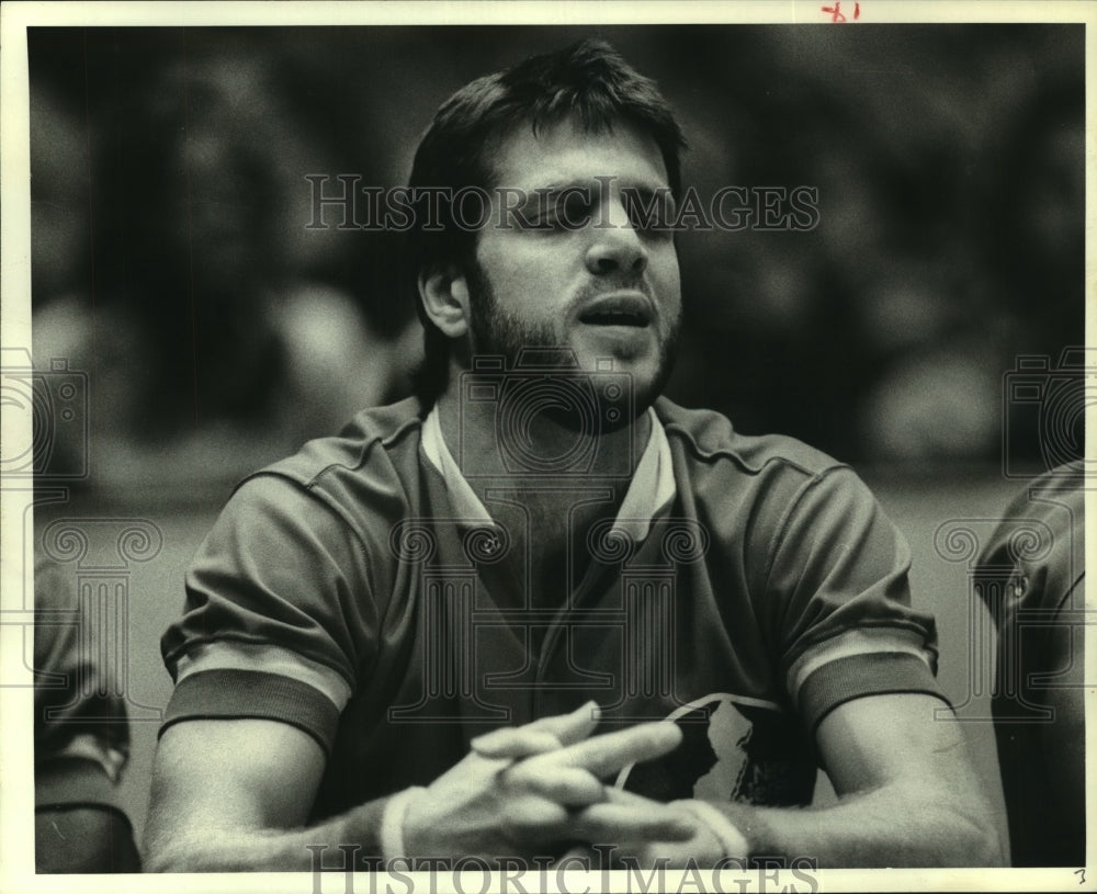 1979 Press Photo Houston Rockets' Mike Newlin watches game from bench ...