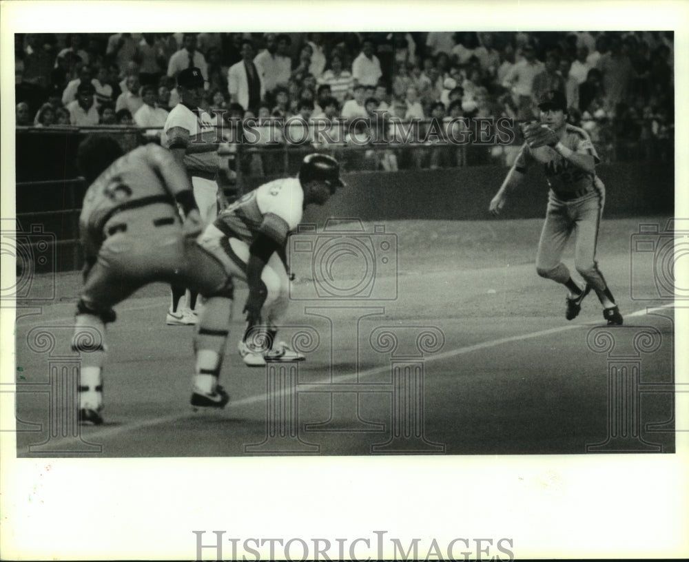 1986 Press Photo Astros&#39; base runner caught in a rundown against New York Mets- Historic Images