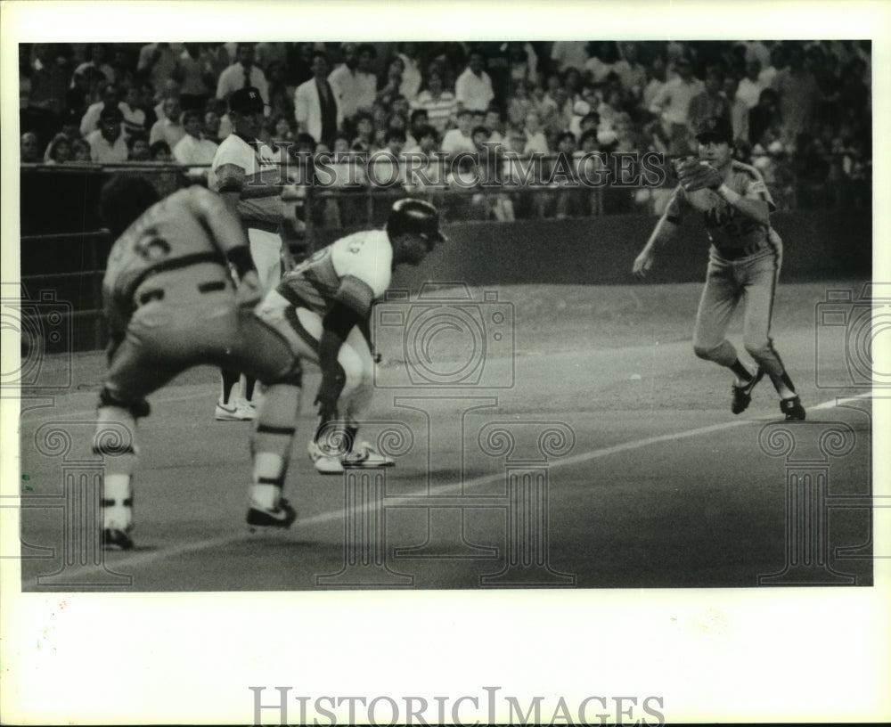 1986 Press Photo Astros' base runner caught in a rundown against New York Mets- Historic Images