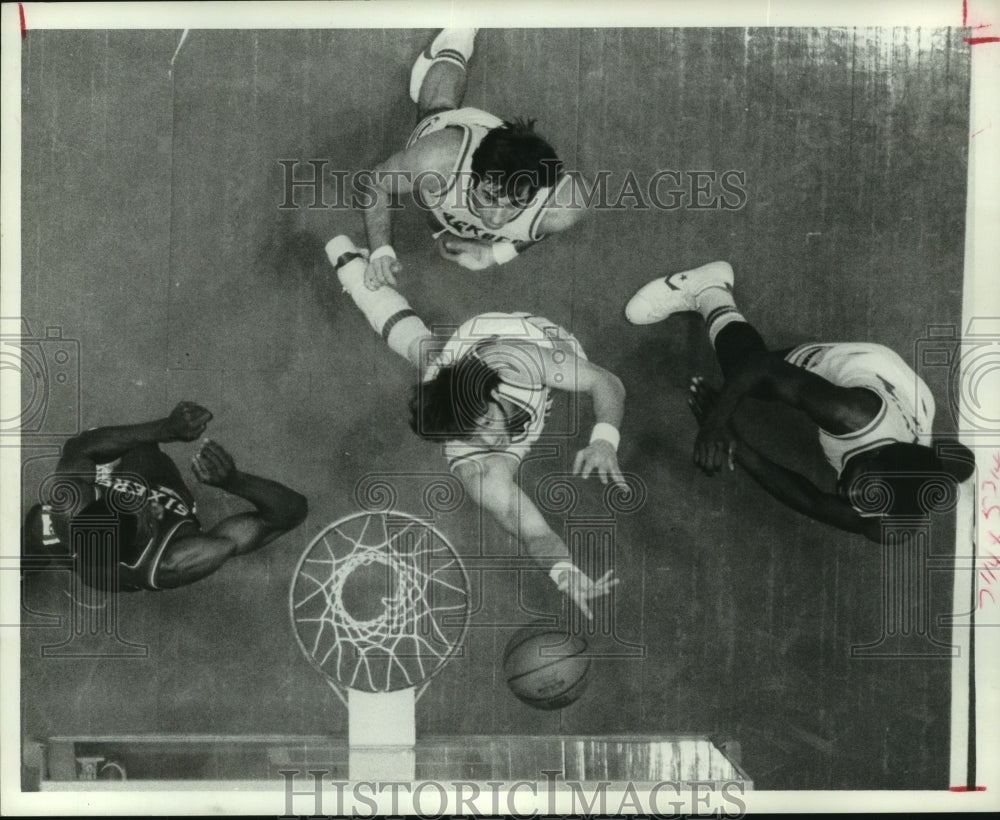 1977 Press Photo Rockets Mike Newlin rolls the ball off the glass during shot.- Historic Images