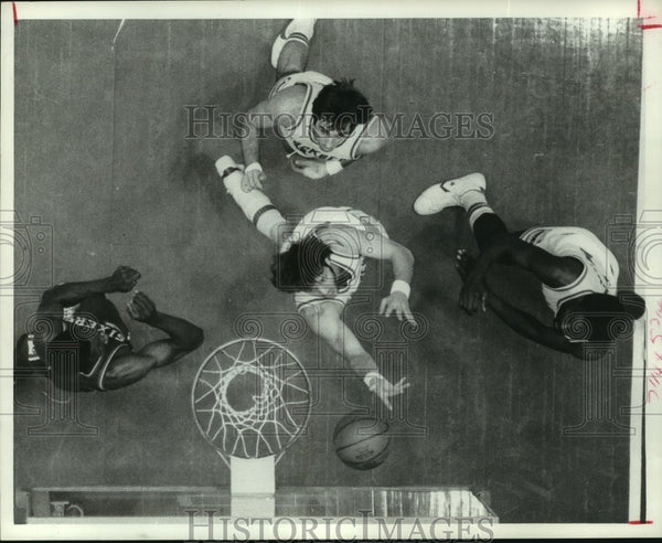1977 Press Photo Rockets Mike Newlin rolls the ball off the glass ...