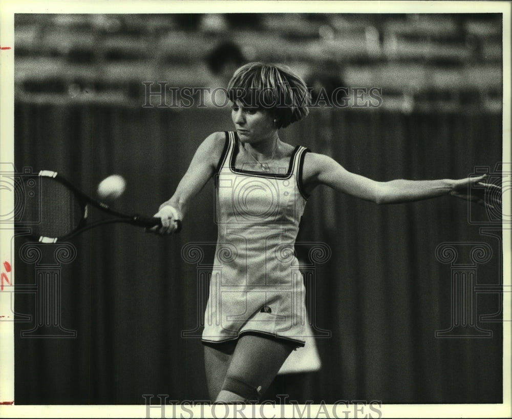 1979 Press Photo Pro tennis player Janet Newberry hits a forehand return.- Historic Images