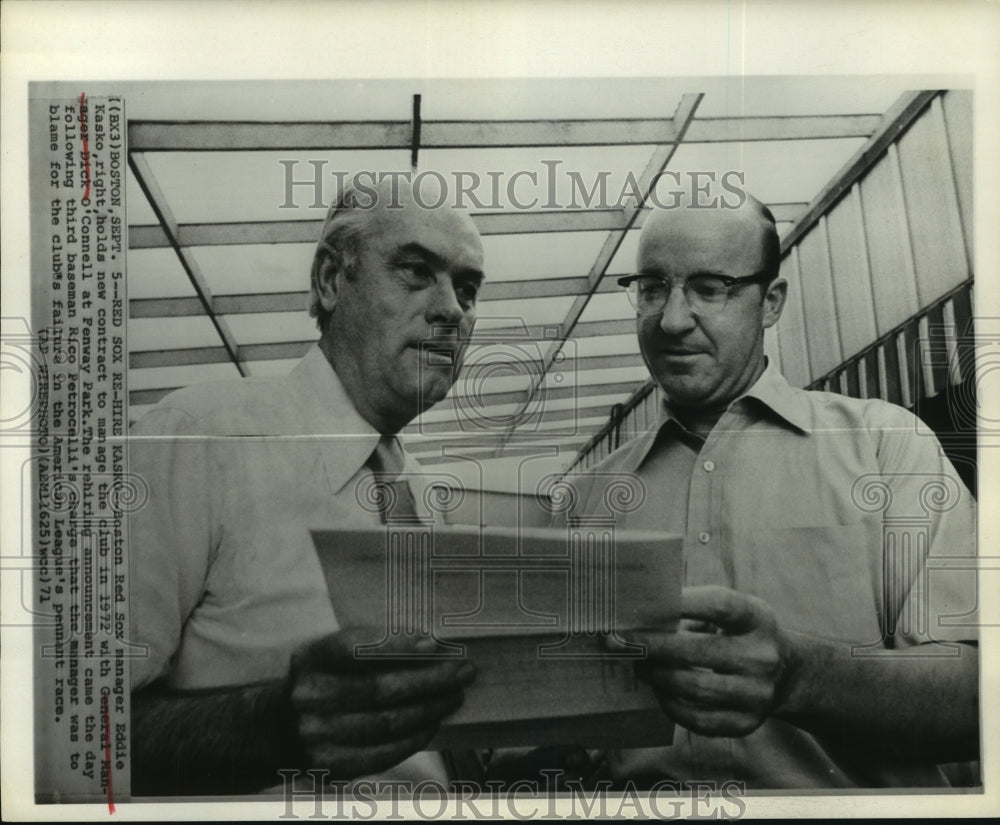 1971 Press Photo Red Sox GM Dick O&#39;Connell gives new contract to Eddie Kasko.- Historic Images