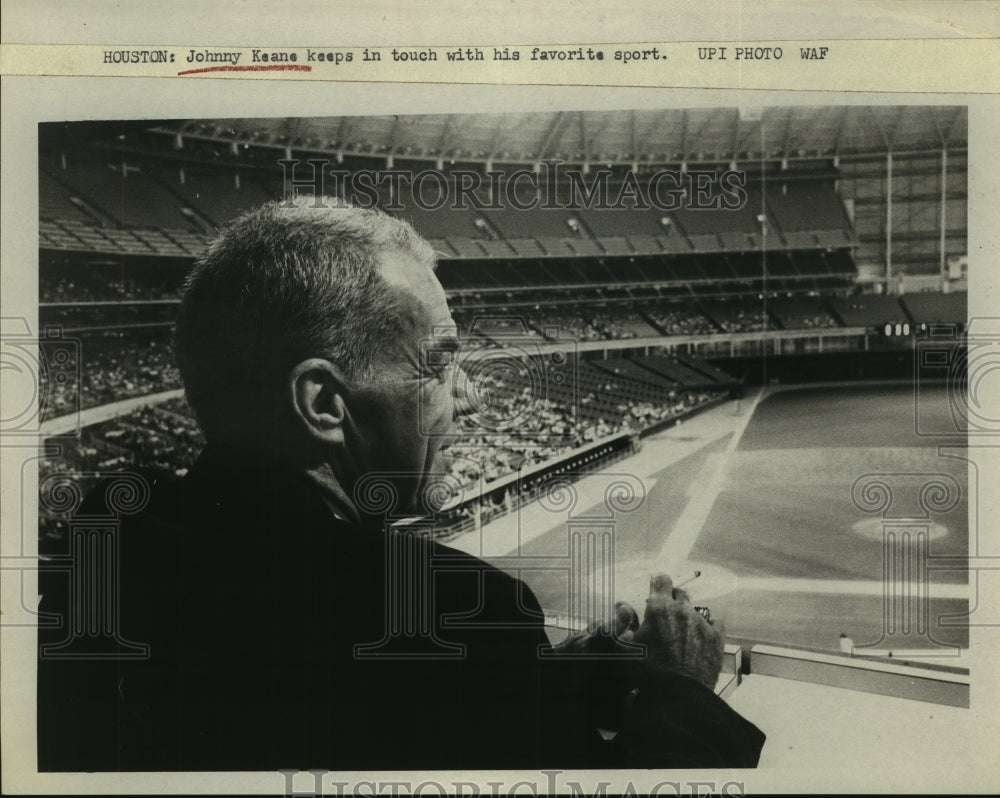 1966 Press Photo Johnny Keane keeps in touch with his favorite sport - baseball- Historic Images