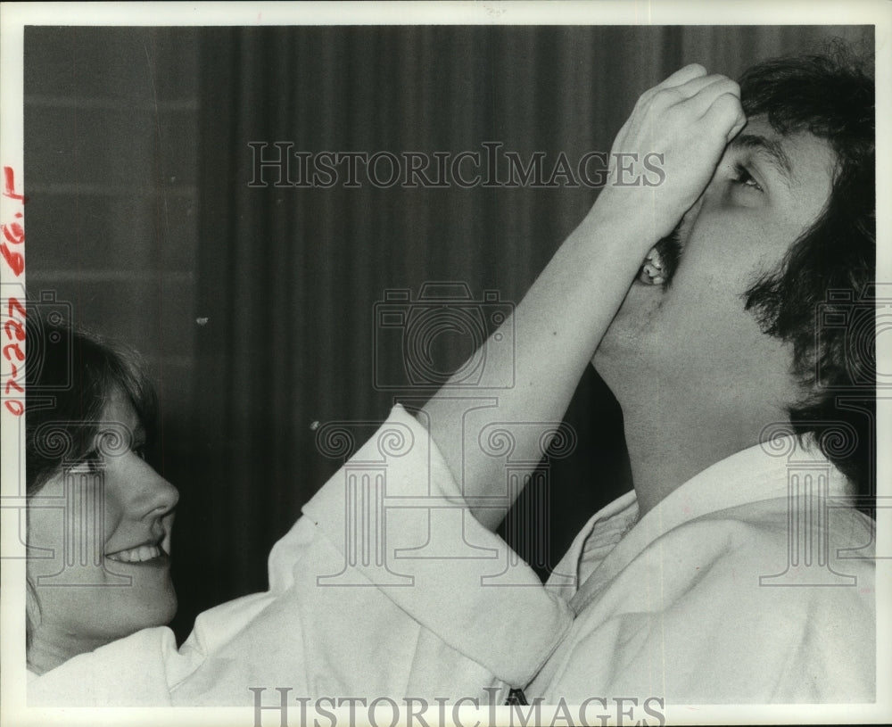 1978 Press Photo Sherrell Littrell&#39;s nose pinch in self defense class on husband- Historic Images