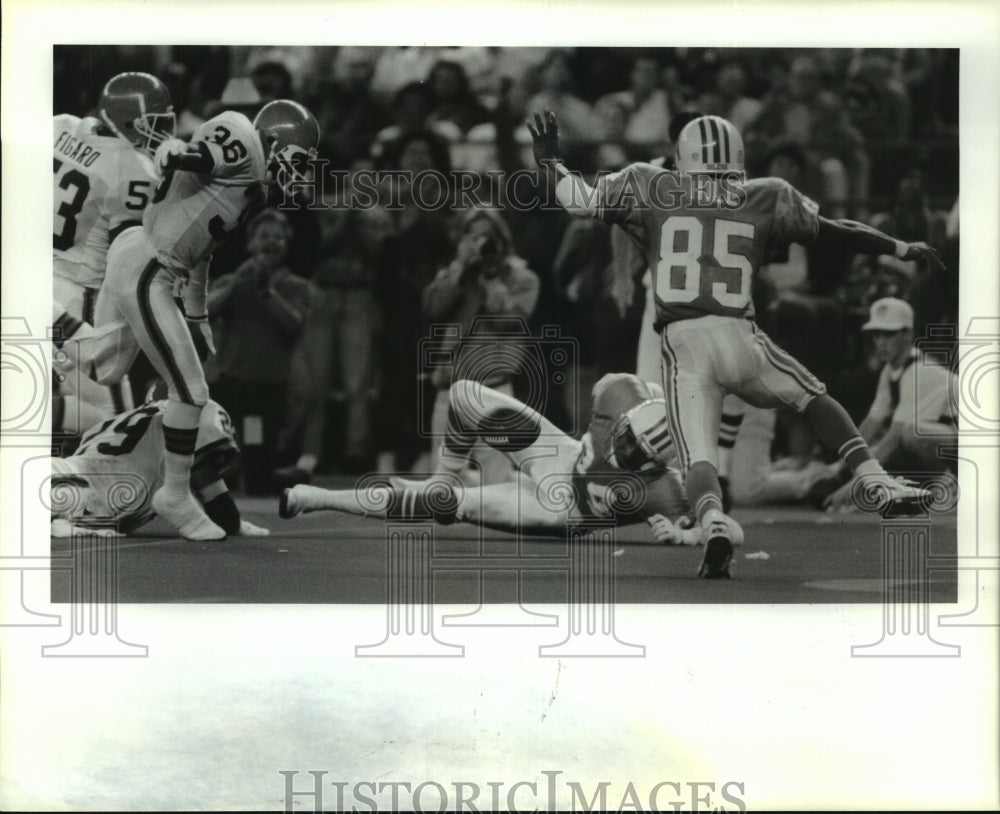 1991 Press Photo Oilers' receiver Haywood Jeffires fumbles in 3rd quarter.- Historic Images