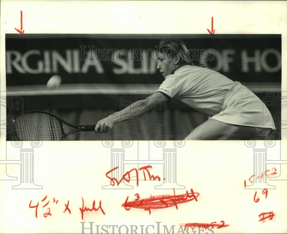 1983 Press Photo Pro tennis player Martina Navratilova reaches for backhand.- Historic Images