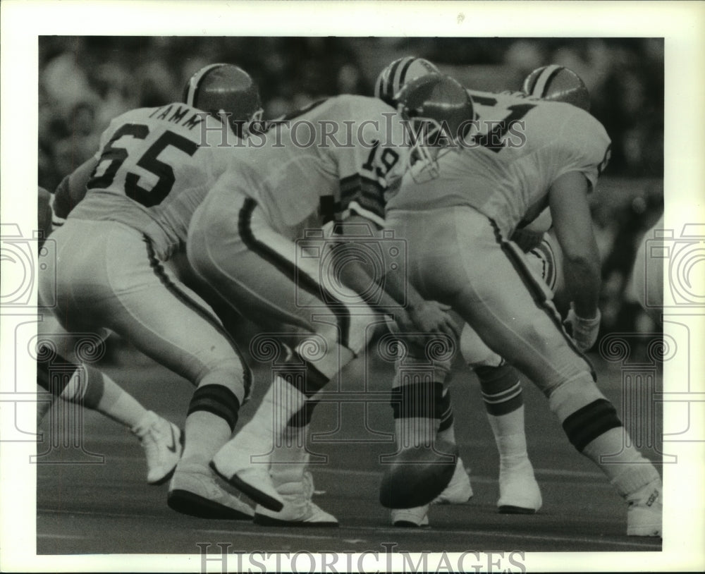 1990 Press Photo Browns&#39; quarterback Bernie Kosar fumbles snap in Oilers game.- Historic Images