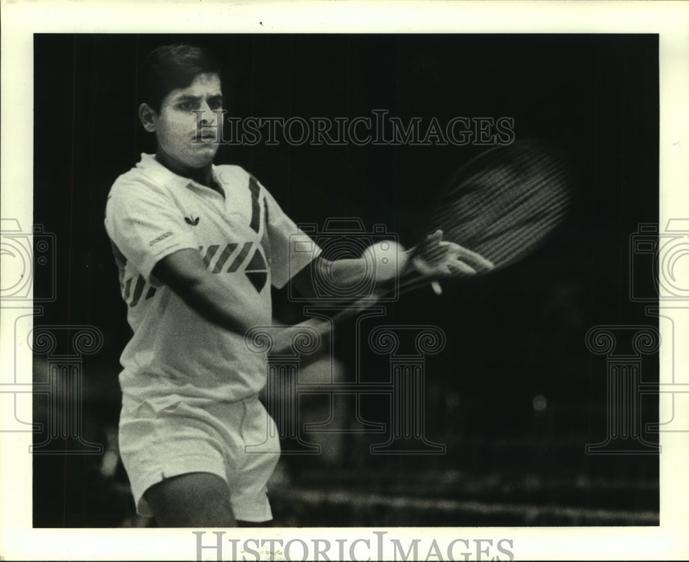 1986 Press Photo Pro tennis star Ramesh Krishnan hits backhand in Houston tourey- Historic Images
