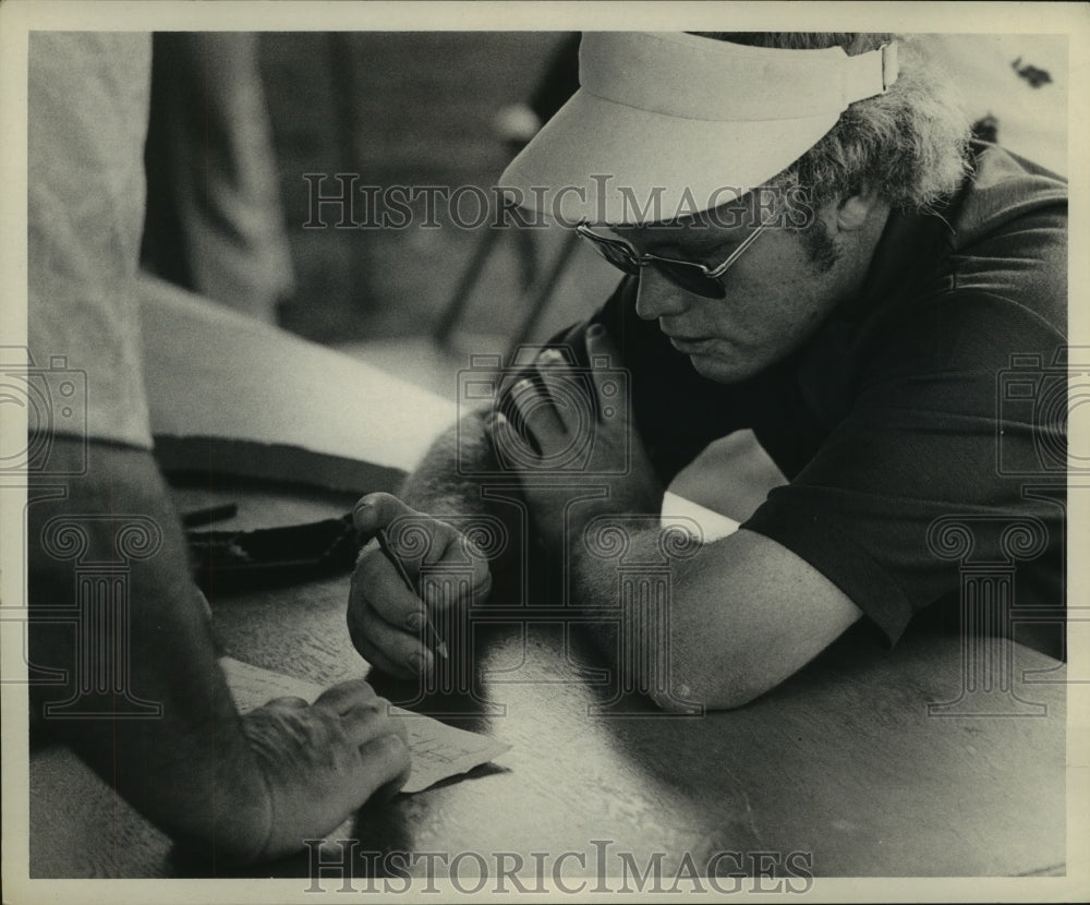 1974 Press Photo Pro golfer Tom Kite, Jr. checks score card after 5-under round.- Historic Images