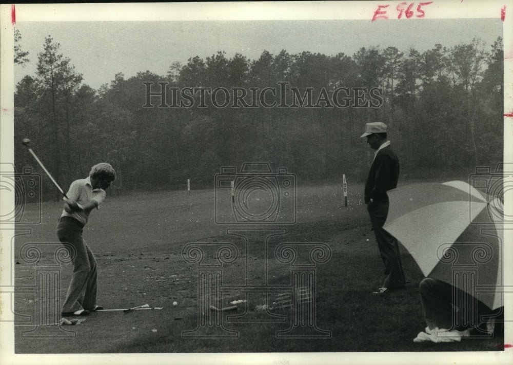 1976 Press Photo Pro golfer Tom Kite, Jr. has dad&#39;s watchful eye on practice tee- Historic Images